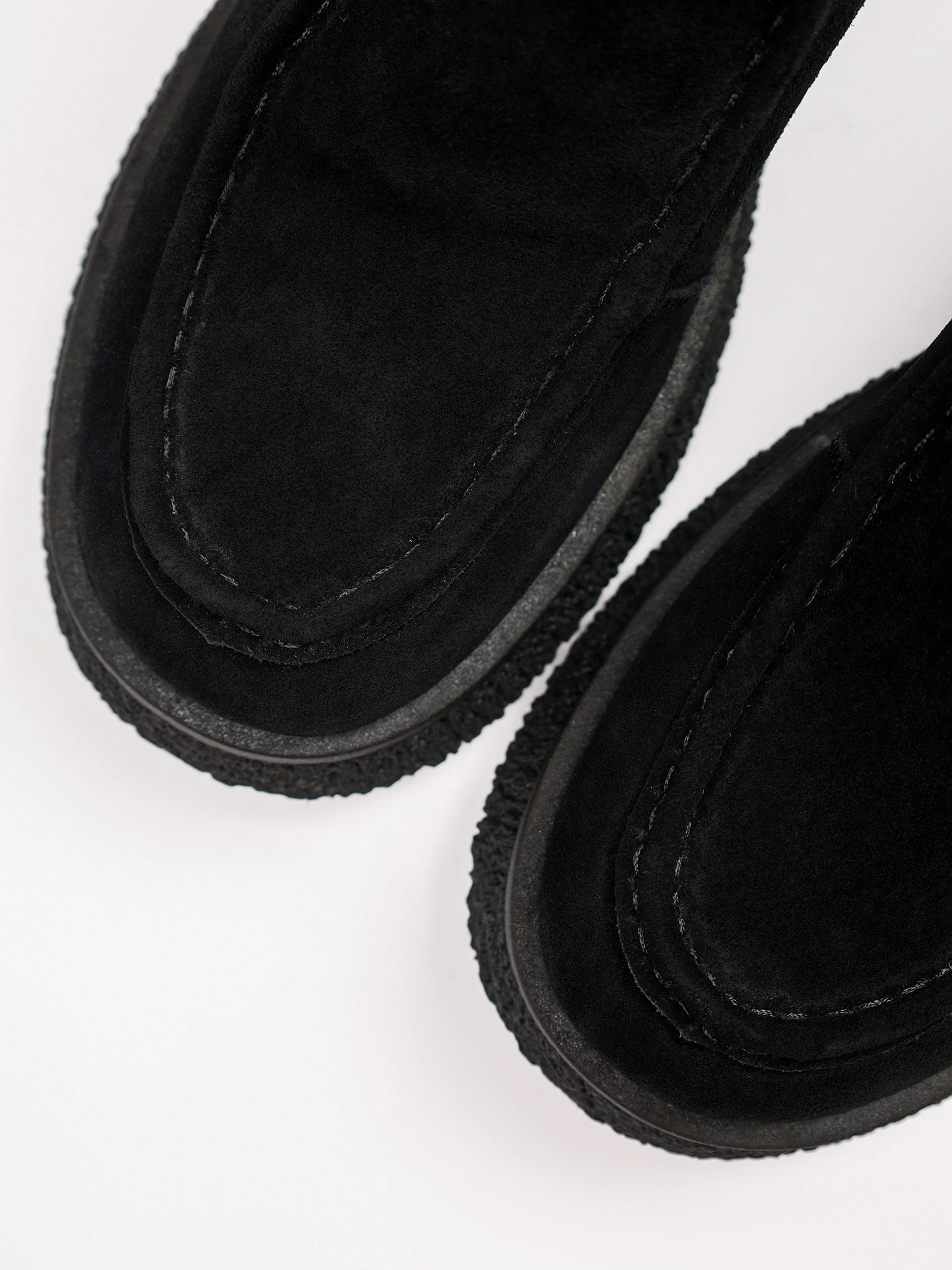 Ботинки черного цвета из натуральной замшы на средней платформе